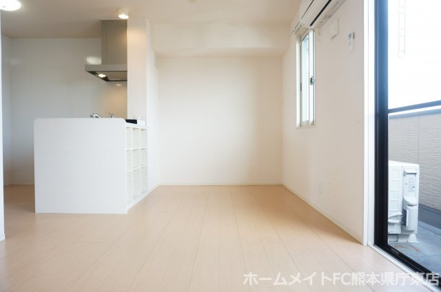 熊本市東区小峯２丁目のアパートの居間・リビング