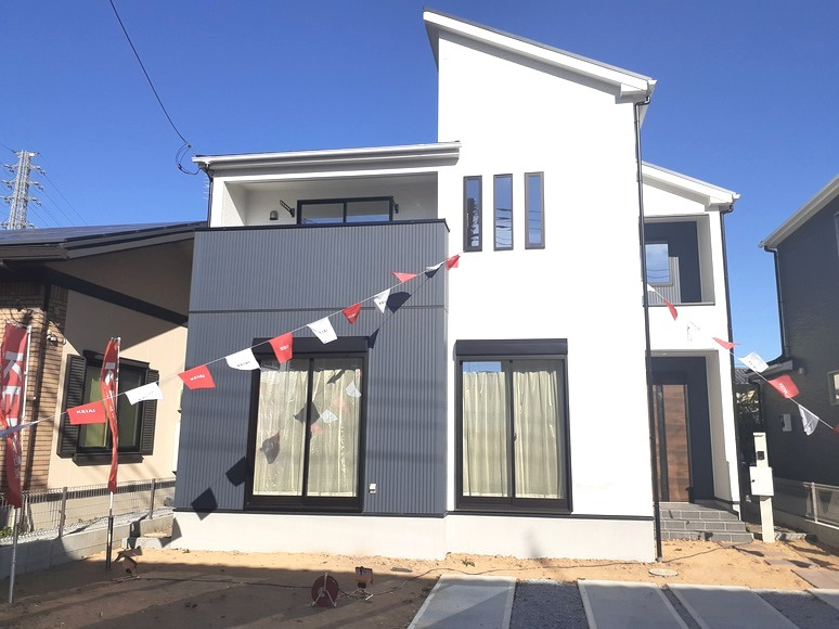 高崎市中居町18期（全2棟）1号棟の外観|ナチュラルで飽きの来ないデザインは流行に左右されない家の形です。外構も綺麗に仕上がっています(^▽^)/