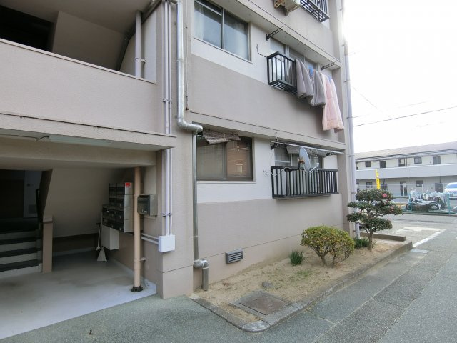 高丸西ビルのエントランス