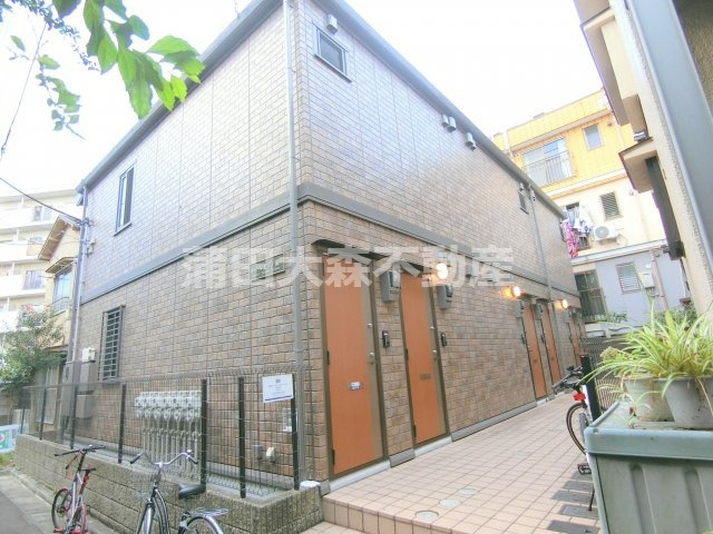 キャトルセゾン蒲田の外観|2008年9月築　軽量鉄骨造地上2階建て　
東京都大田区蒲田1丁目　JR京浜東北線蒲田駅最寄り徒歩9分、京急本線梅屋敷駅徒歩12分