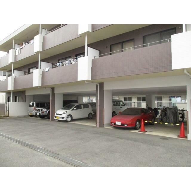 ドミールTSの駐車場