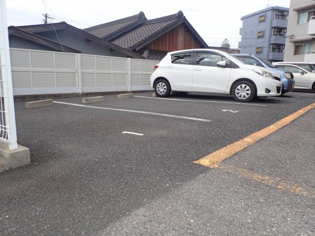 アイリット名和の駐車場