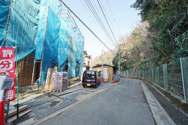 【横浜市保土ケ谷区仏向町767-2新築戸建て】（坂本小学校・保土ヶ谷中学校）の前面道路含む現地写真