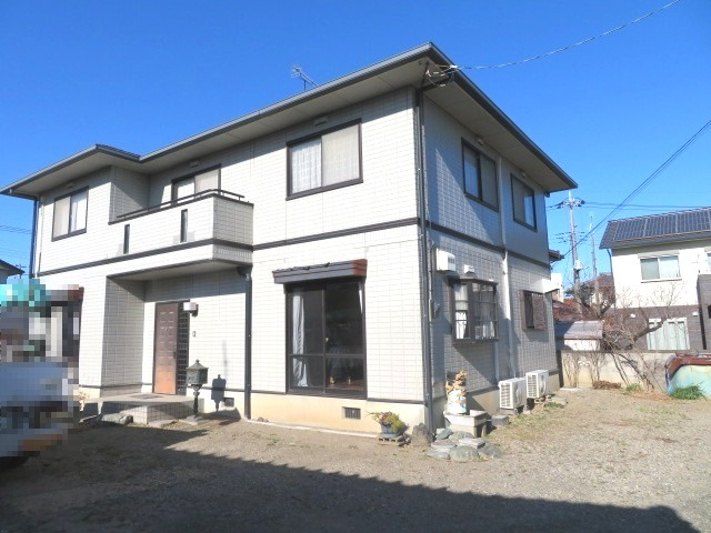 藤岡市藤岡　中古の外観|外観も気になるポイント
隣地との距離も保ちながらも綺麗な街並みに溶け込みました！
駐車スペースやお庭も十分に確保しています！