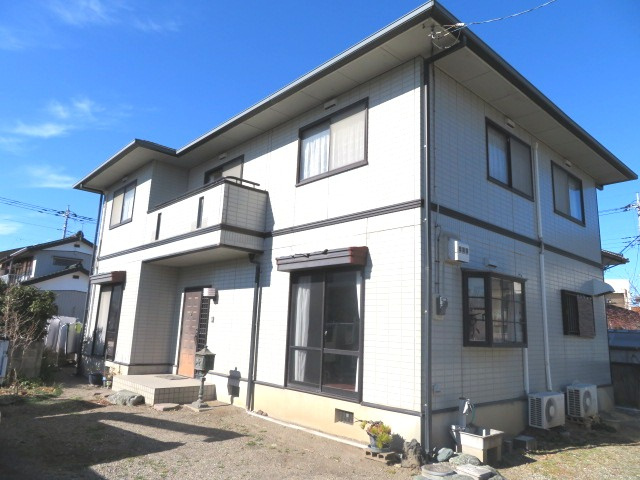 藤岡市藤岡　中古の外観|隣地との距離も保ちながらも綺麗な街並みに溶け込みました！
駐車スペースやお庭も十分に確保しています！
