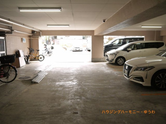 【その他共用部分】 | 敷地内に、広々した駐車場があります。