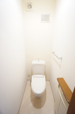 【トイレ】 | ピュア 調 | ※同物件・反転タイプの写真です。