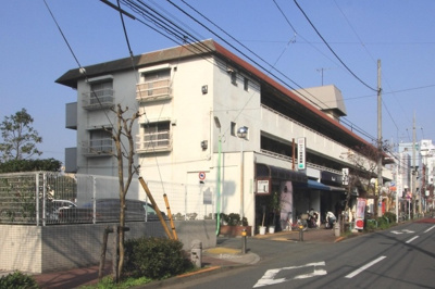 【外観】 | 幸栄マンション | 明るい賑やかな通り沿いです。