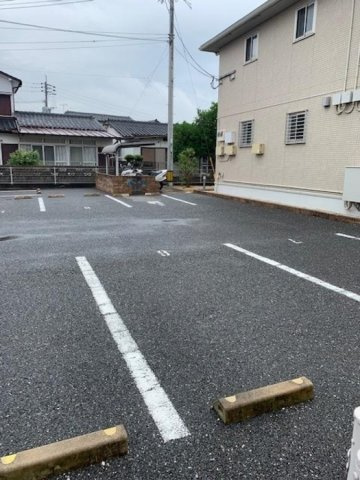 ホワイトクローバーの駐車場
