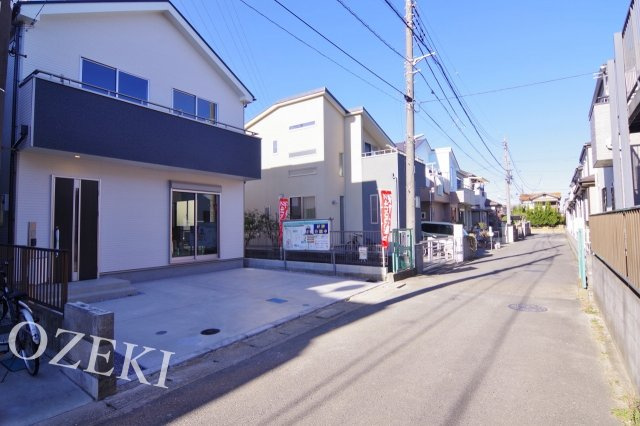 越谷市上間久里　新築戸建て　全1棟の前面道路含む現地写真