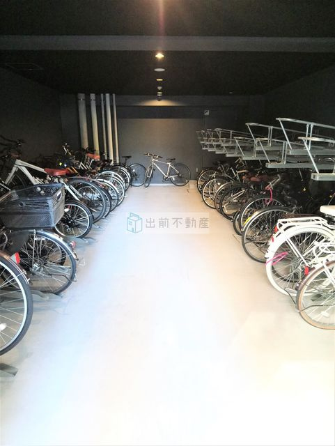 コンフォリア滝野川の駐車場