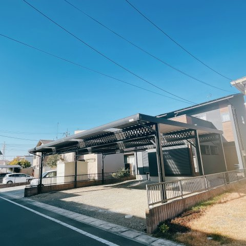 群馬県太田市東別所町70番16の前面道路含む現地写真|南向き、カーポート。最大4台停まります☆