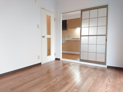 【居間・リビング】 | アビタシオン京口 | 洋室のお部屋は６帖あります