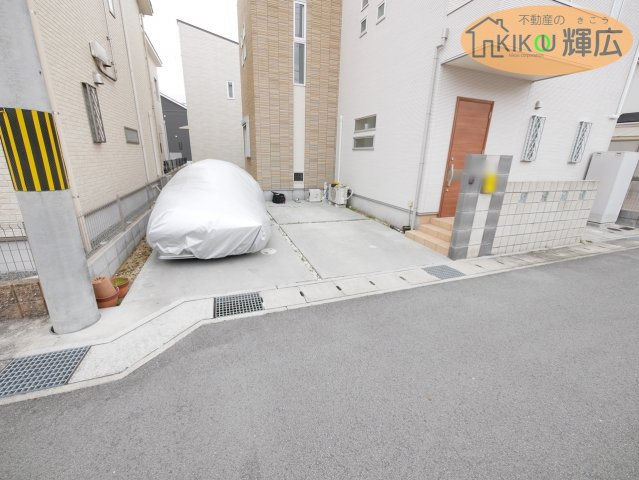 姫路市飾東町佐良和　中古戸建の駐車場|駐車スペース2台です。前面道路も6ｍありますので簡単に駐車可能です。