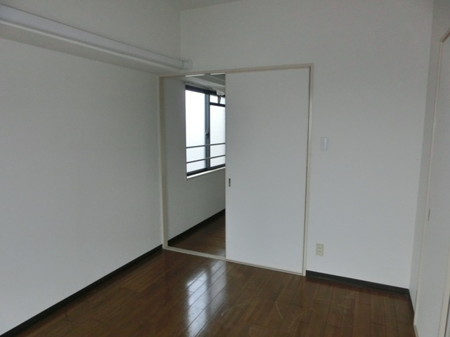 エル三津屋の洋室