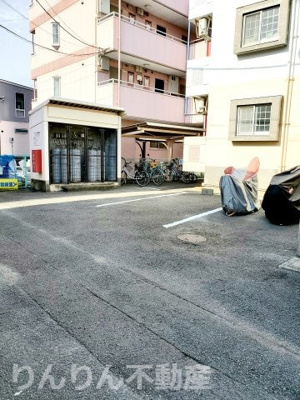 【駐車場】 | シャトル昭和町 | 駐車場に車を止められます