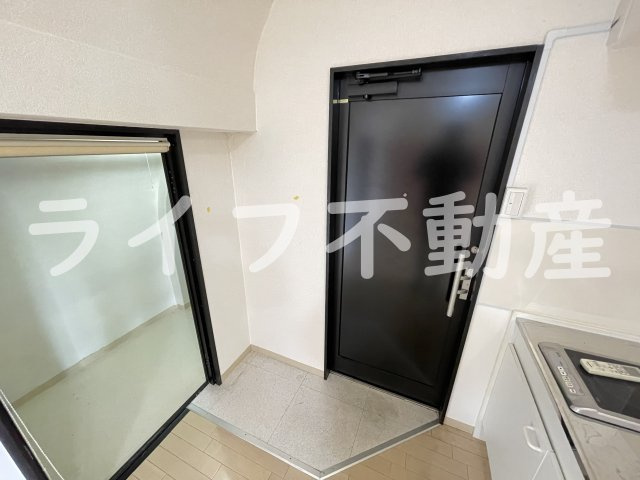 グローリアビルの玄関|収納もある玄関です