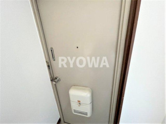 【玄関】 | コモダコーポ | 掲載の写真は退去前の写真となります。