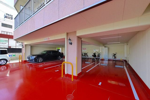 グランスター大宮の駐車場