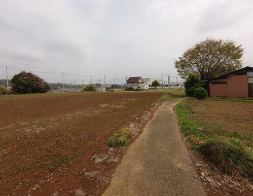 【土地】坂戸市長岡建築条件無し売地の前面道路含む現地写真