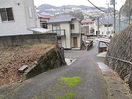 広島市西区己斐西町　土地の前面道路含む現地写真