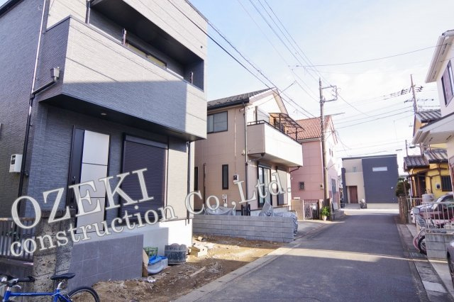 越谷市宮本町5丁目　新築戸建ての前面道路含む現地写真