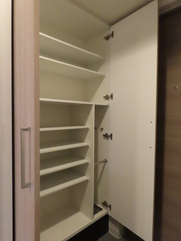 大阪市淀川区十三東４丁目の賃貸マンションの収納