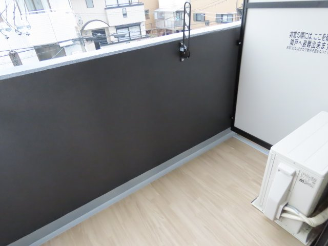 大阪市淀川区十三東４丁目の賃貸マンションのバルコニー