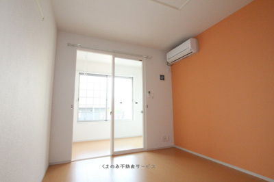 【居間・リビング】 | ソレイユ・タカクラ | アクセントのあるリビングです
ソレイユ・タカクラ　102号室　2014/4/26撮影