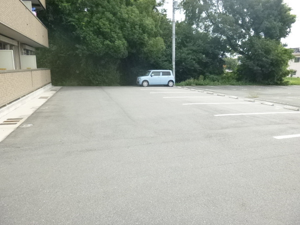 セジュール亀山B棟の駐車場