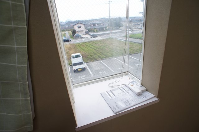 【寝室】 | クレールハサマ | 出窓もあります