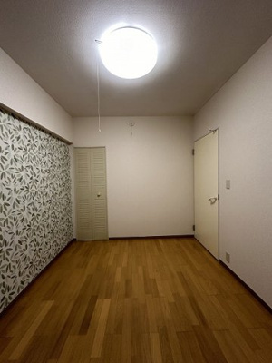 【洋室】 | コスモ生田 | 洋室5.7帖☆窓側からの眺めです！クローゼットと収納スペースがあります♪お洋服がスッキリ収納できて、整理しやすくなりますね☆