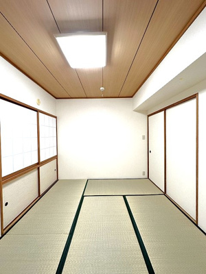 【和室】 | コスモ生田 | 和室6帖☆リビングダイニングキッチン側からの眺めです♪和室は冬場はコタツでほっこり♪夏は意外と涼しくて使い勝手がいいんですよ♪
