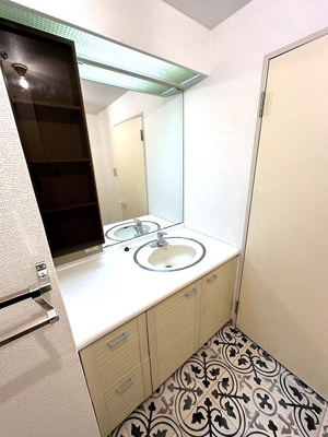 【洗面所】 | コスモ生田 | ファミリータイプには必ず欲しい独立洗面台付きで朝の準備もらくらく♪お化粧するときに大活躍ですね！