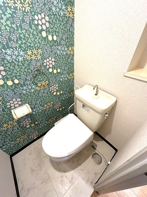 【トイレ】 | コスモ生田 | トイレは温水洗浄便座付き♪人気のバストイレ別です♪トイレが独立していると使いやすいですよね☆小物を置ける便利な棚やタオルハンガーも付いています♪