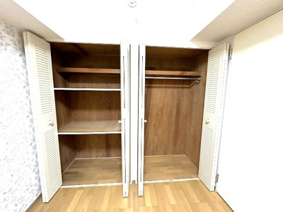 【収納】 | コスモ生田 | 洋室5帖のお部屋にあるクローゼット(右)と収納スペース(左)です♪お洋服や荷物の多い方も安心ですね！