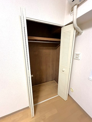 【収納】 | コスモ生田 | 洋室5.7帖のお部屋にあるクローゼットです！かさばりやすいコートなどもハンガー掛けができてすっきり片付きます♪