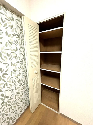 【収納】 | コスモ生田 | 洋室5.7帖のお部屋にある収納スペースです！奥行きのある収納スペースで荷物の多い方も安心！