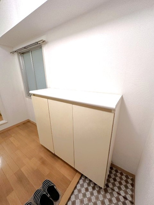 【玄関】 | コスモ生田 | シューズボックス付きで玄関もきれいに片付きます！上に写真やかわいい小物を置けるので、玄関を華やかに飾れますね♪