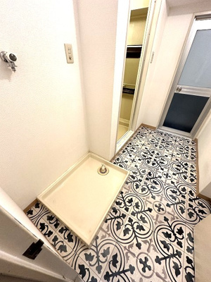 【設備】 | コスモ生田 | 洗面所内にある室内洗濯機置き場です♪防水パンが付いているので万が一の漏水にも安心です！