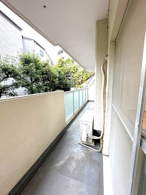 【バルコニー】 | コスモ生田 | バルコニーは南東向きなので、晴れた日のお洗濯物は朝からよく乾きそう☆2部屋から出入りできるのでお洗濯物の出し入れに便利♪