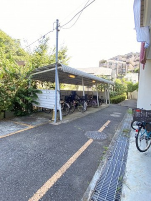 【その他共用部分】 | コスモ生田 | 屋根付きの駐輪場があるので雨が降っても安心です☆自転車はちょっとした移動手段に便利ですよね！