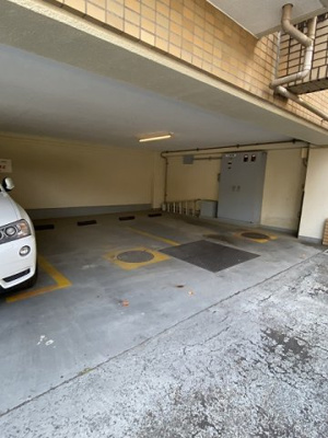 【駐車場】 | コスモ生田 | いつでも目の届く敷地内に駐車場があります♪荷物がかさばりがちなお買物にも、敷地内駐車場があると便利ですよね☆