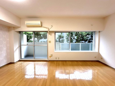 【居間・リビング】 | コスモ生田 | 南東向きリビングダイニングキッチン13.2帖☆バルコニーに繋がるお部屋です♪エアコン付きで1年中快適に過ごせますね☆