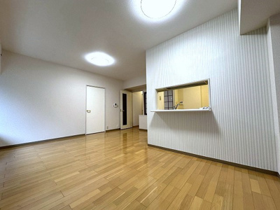 【居間・リビング】 | コスモ生田 | 南東向きリビングダイニングキッチン13.2帖☆女性に人気なカウンターキッチンです！椅子とテーブルを囲んで家族団欒の時間を過ごせます♪