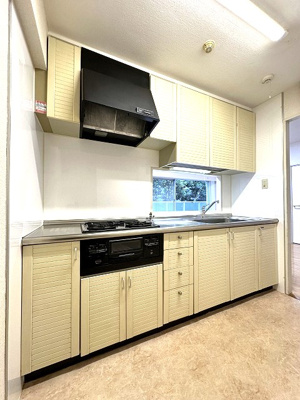 【キッチン】 | コスモ生田 | 3口ガスコンロ/グリル付きシステムキッチンです☆場所を取るお鍋やお皿もたっぷり収納できてお料理がはかどります！