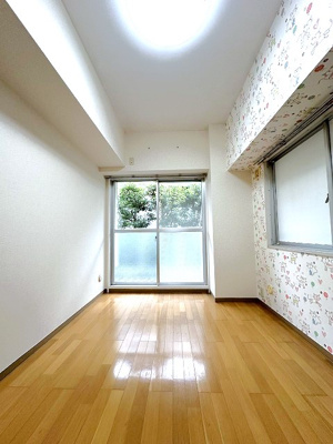 【洋室】 | コスモ生田 | 南東向き洋室5.2帖☆バルコニーに繋がる角部屋二面採光のお部屋です！子供部屋や書斎など多用途に使えそうなお部屋です♪