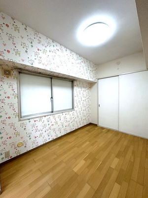 【子供部屋】 | コスモ生田 | 南東向き洋室5.2帖☆窓側からの眺めです！かわいいアクセントクロスが魅力的なお部屋です☆