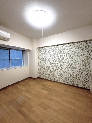 【寝室】 | コスモ生田 | 洋室5.7帖☆ボタニカルの爽やかな壁紙が魅力的なお部屋です☆エアコン付きで快適に過ごせます◎