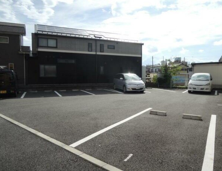 府中市分梅町３丁目の賃貸マンションの駐車場